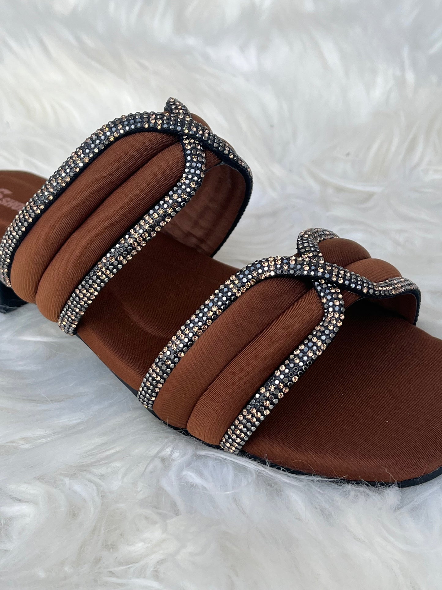 Strappy flat slippers