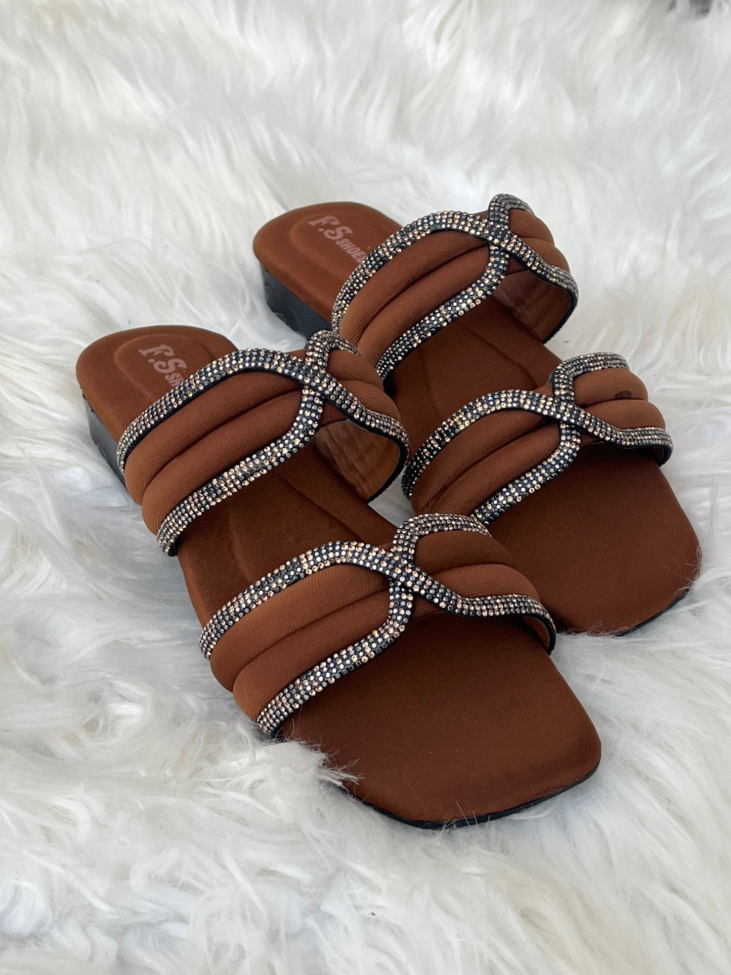 Strappy flat slippers