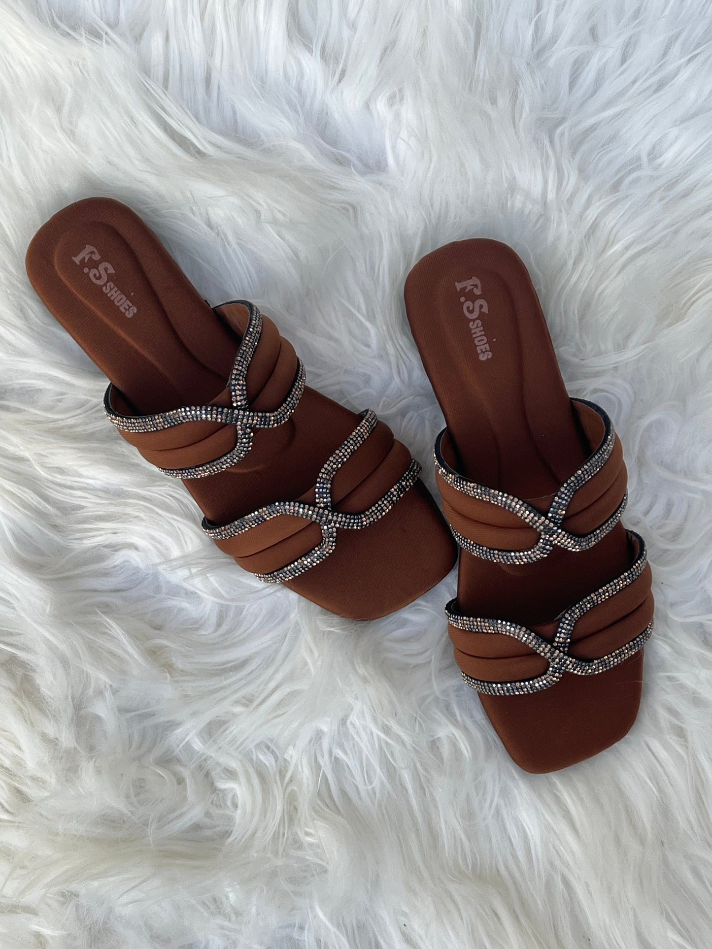 Strappy flat slippers
